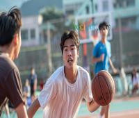 打篮球太激烈，11岁男孩角膜被眼镜腿刺穿