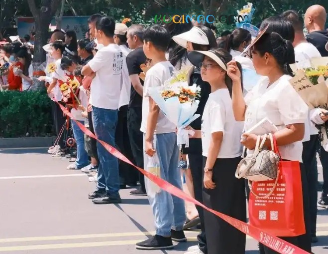 高考结束集体找妈妈