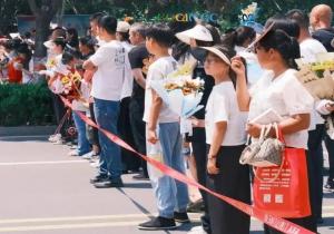 高考结束集体找妈妈是什么意思
