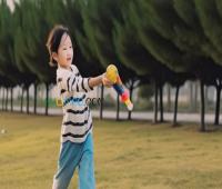 男子凌晨在郑州街头“抢小孩”，被众人摁倒