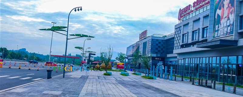 重庆一广场频现群体泼洒矿泉水 数年扰民引商户困扰