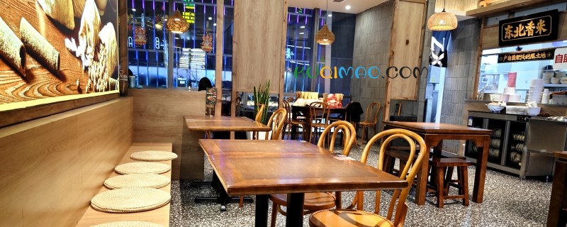 江西宜春：饭店内狗坐沙发用餐引争议