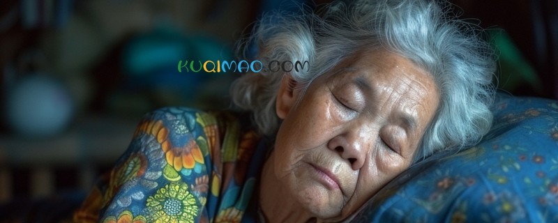 老太深夜持菜刀砍邻居门两年多 住户不敢归家