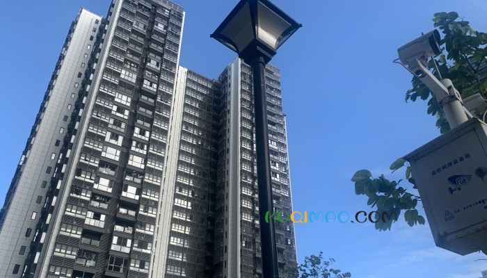 小区外墙瓷砖从32楼落下,9辆车被砸得面目全非