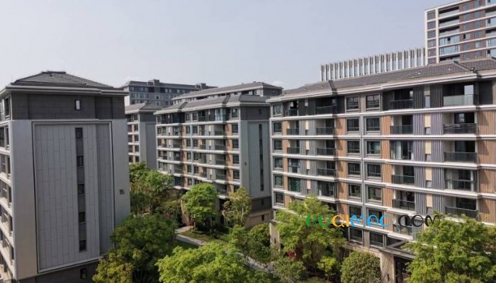 小区外墙瓷砖从32楼落下,9辆车被砸得面目全非