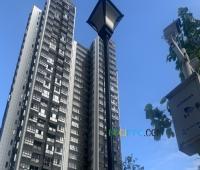 小区外墙瓷砖从32楼落下,9辆车被砸得面目全非 小区外墙瓷砖从32楼落下,9辆车被砸得面目全非