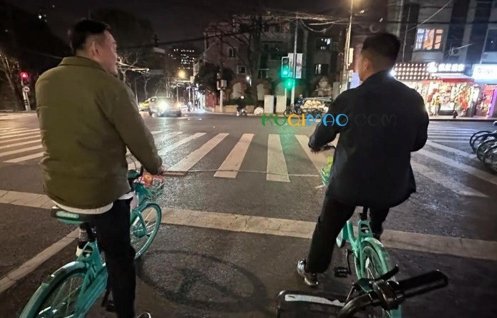 骑自行车逛酒吧